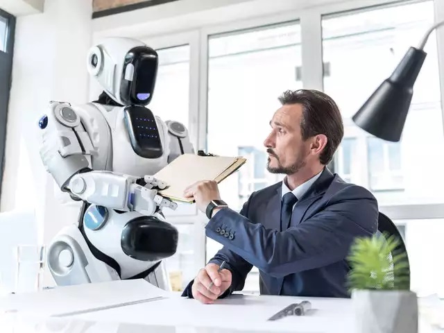 最終一裡的競爭已經進行，寄送智慧型機器人是楚楚動人或是惹人討厭？